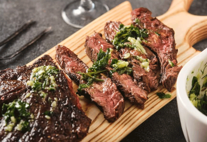 Steaks de boeuf marinés au chimichurri